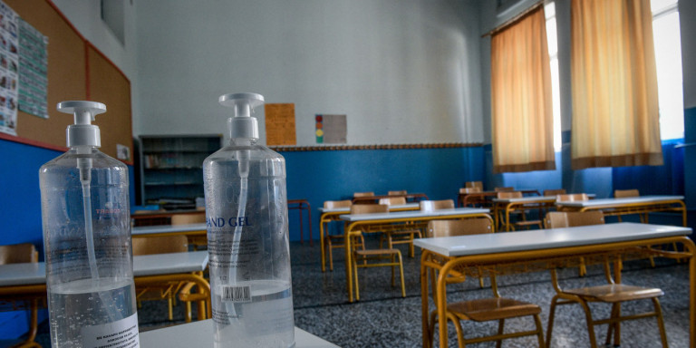 Επικίνδυνη φάρσα σε σχολείο – Έβαλαν αντισηπτικό στο νερό και «έστειλαν»  στο νοσοκομείο τους συμμαθητές τους - Mesogeios TV